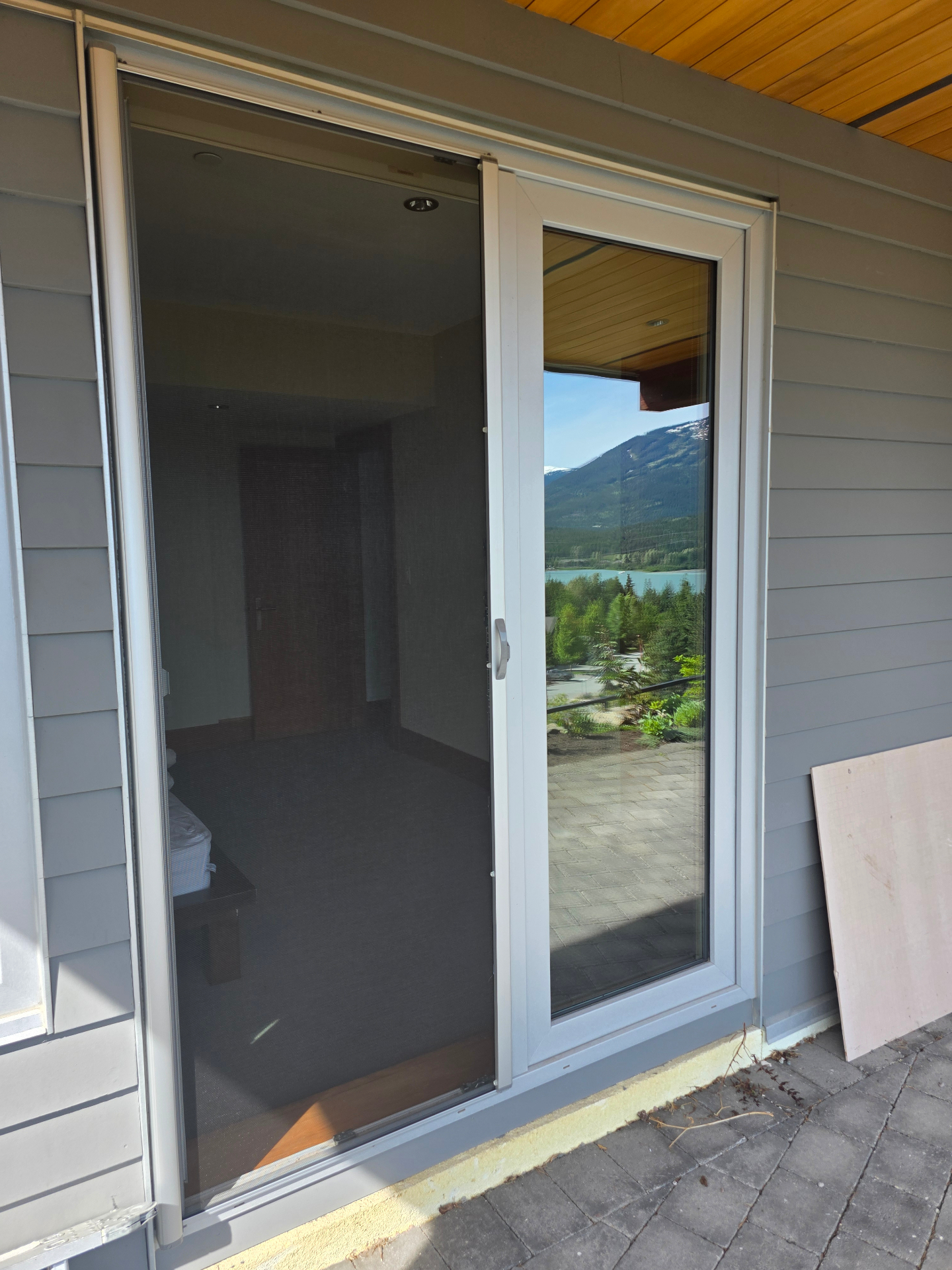 Mirage 1750 standard retractable screen