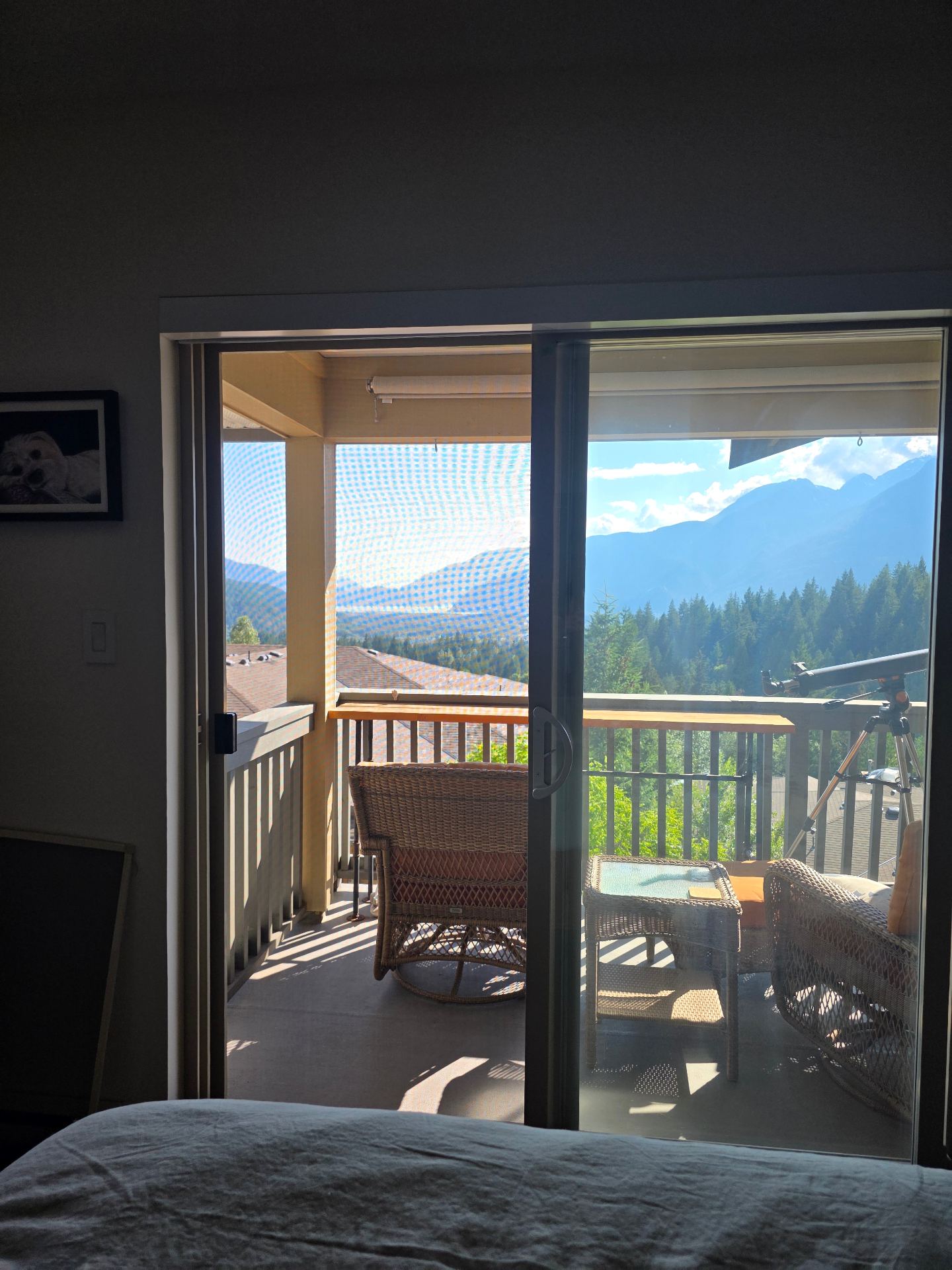 Retractable patio screen