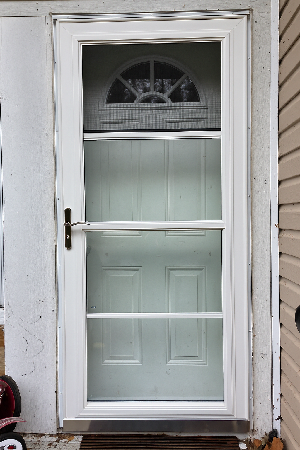 Storm door installation Squamish