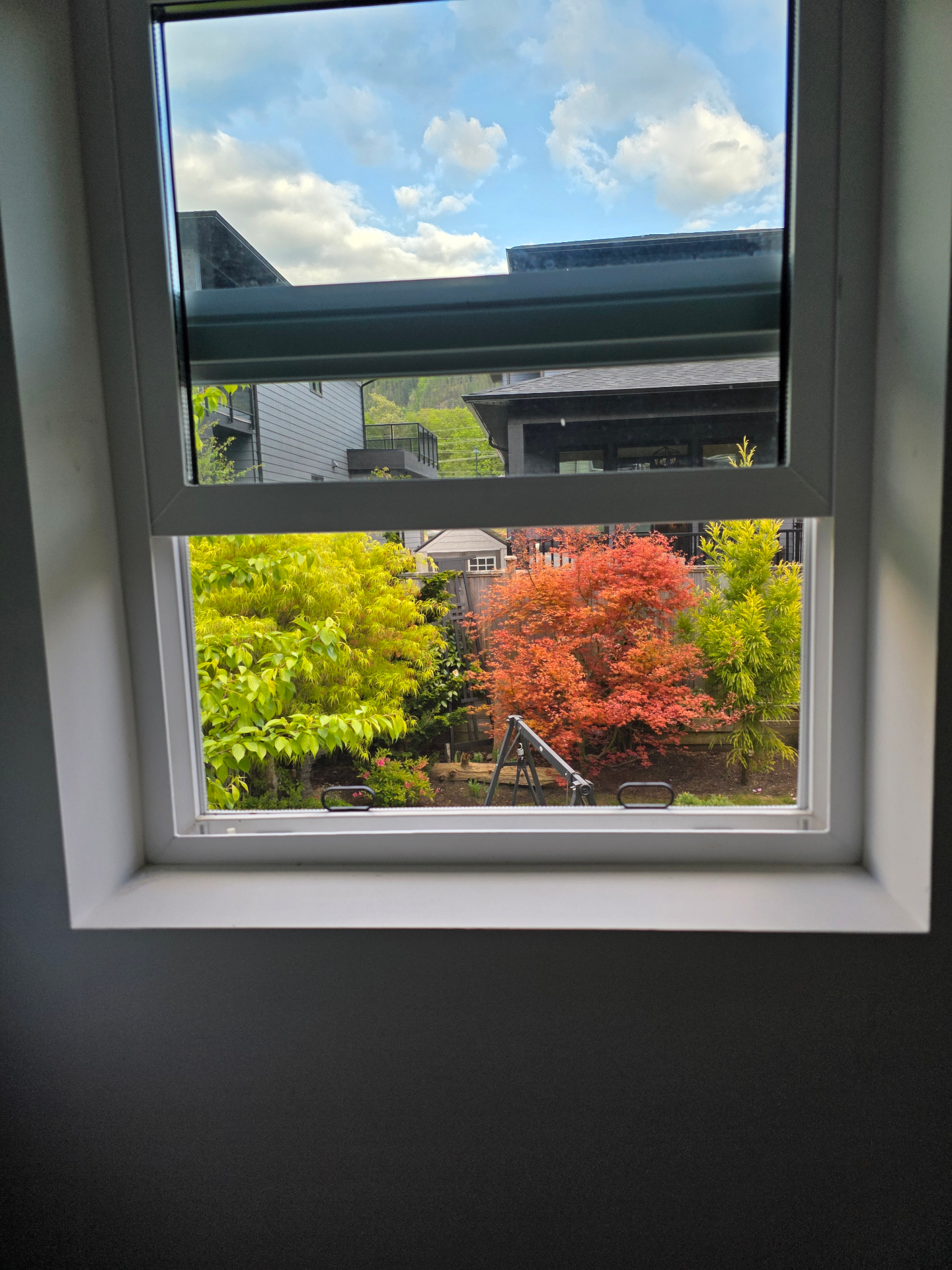 Vertical push-up slider screen